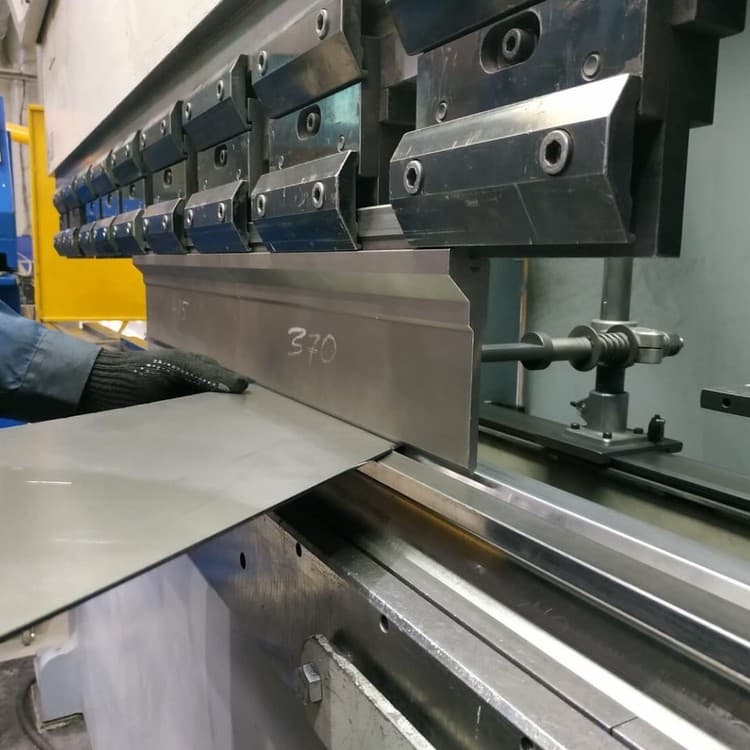 Рубка металла гильотиной